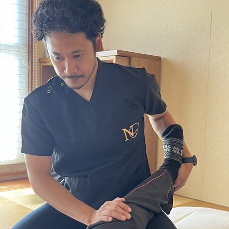 ご自宅でリハビリを行うスタッフの様子（訪問リハビリ・鍼灸マッサージ）