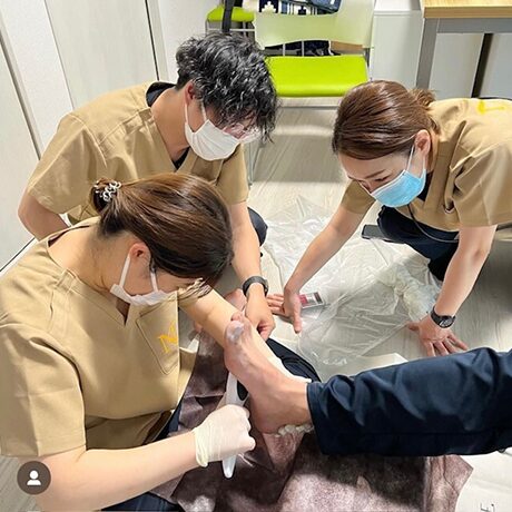 フットケアを行うスタッフたち